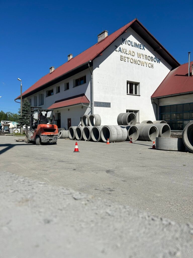 Wózek widłowy podczas pracy w zakładzie